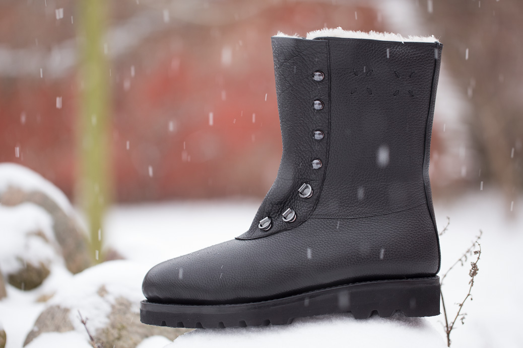 bespoke black winter boot with lambskin and Goretex membrane in the snow