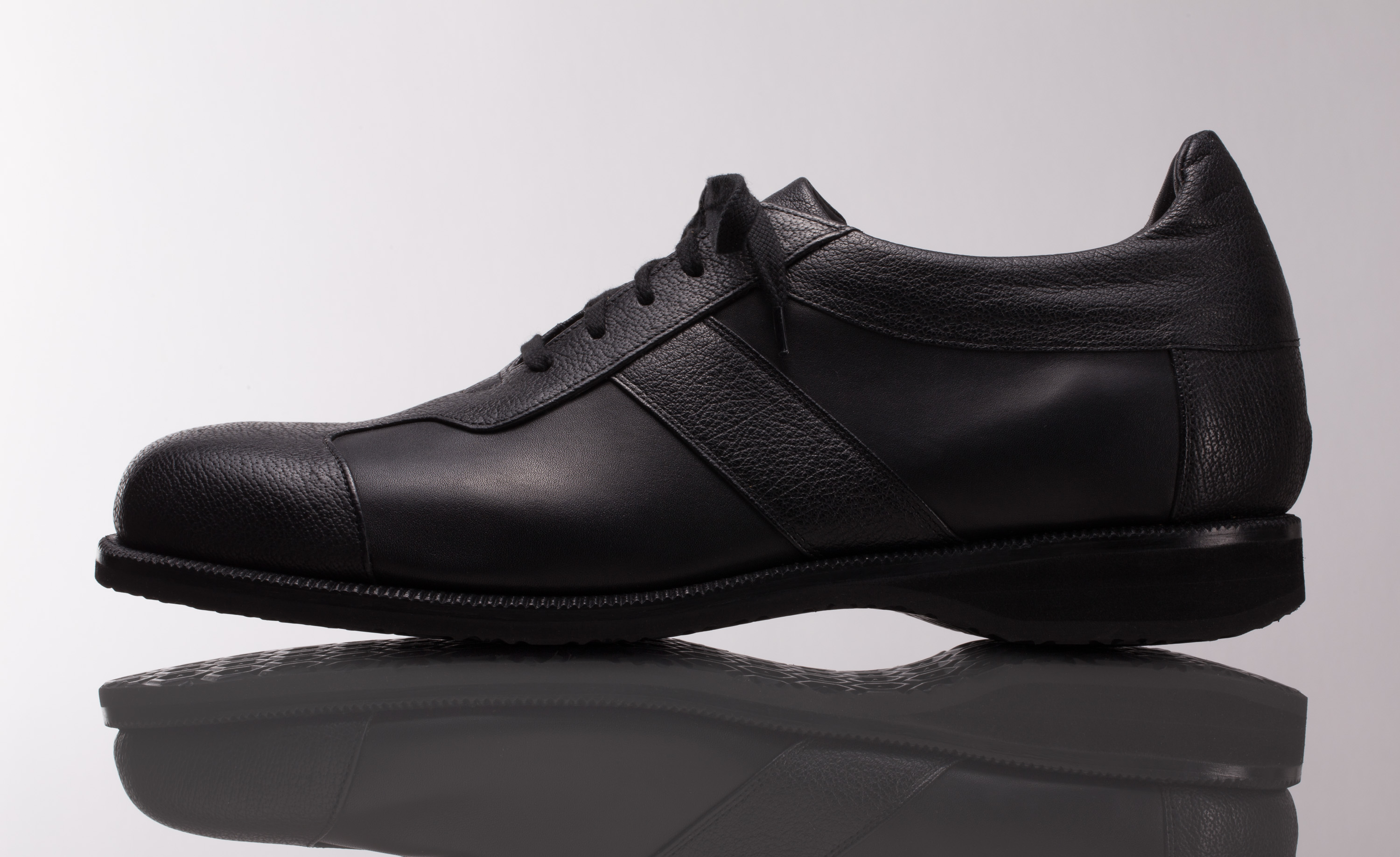 schwarzer Turnschuh